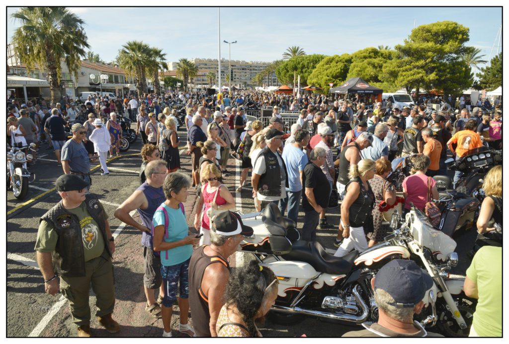 la foule à Saint-Cyprien, 66 pour les Late summer Days, événement majeur annuel du Perpignan 66 Chapter France
