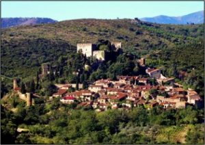 Castelnou, 66 Pyrénées Orientales, une petite cité médiévale en plein coeur des Aspres